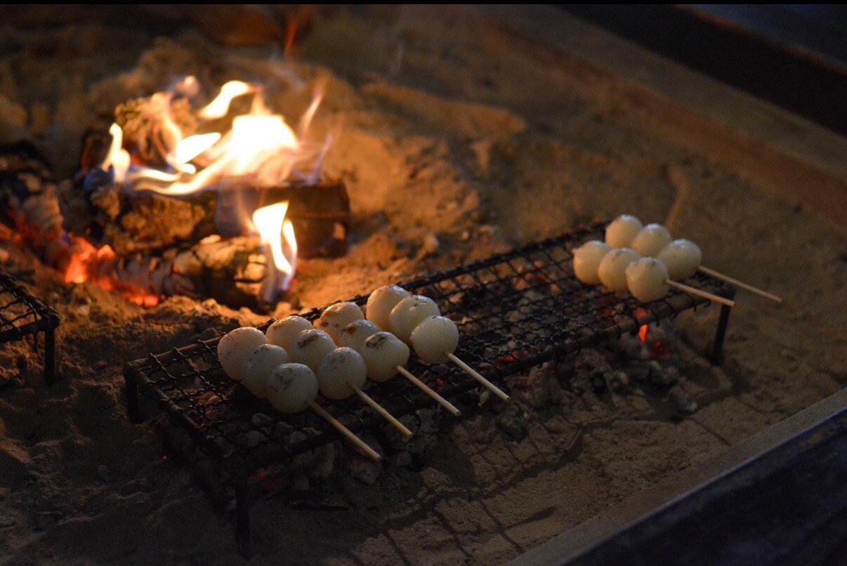 囲炉裏団子焼き体験